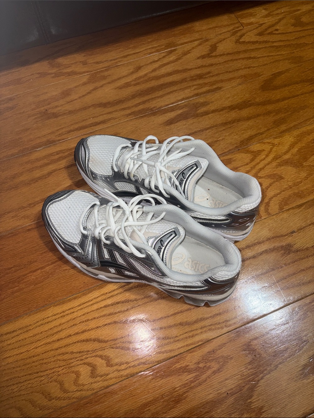 ASICS men’s  White and Silver Athletic